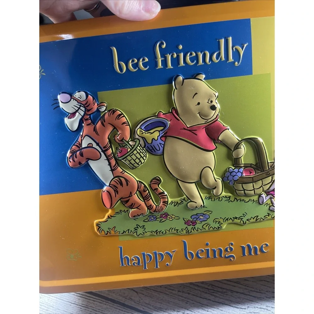 Winnie The Pooh Bee‎ Friendly 